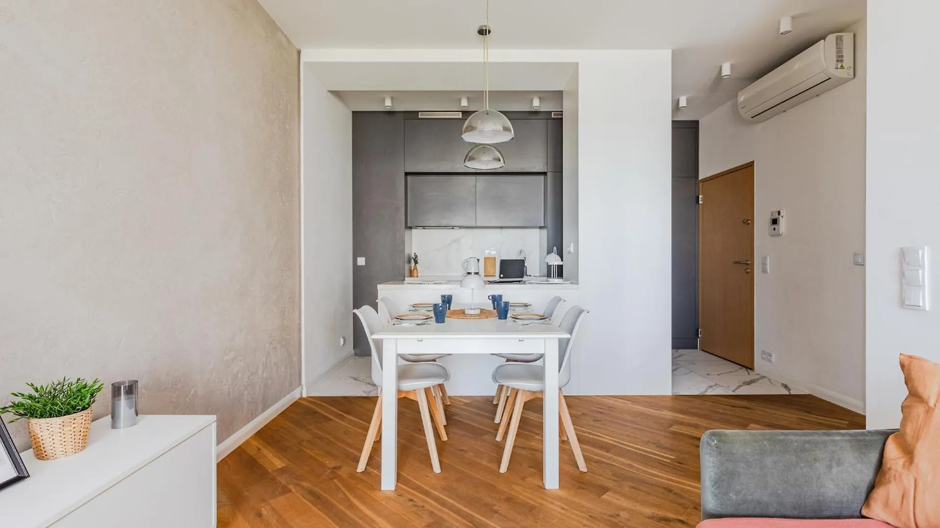 Superapart Kolejowa 49A Warsaw 0*,